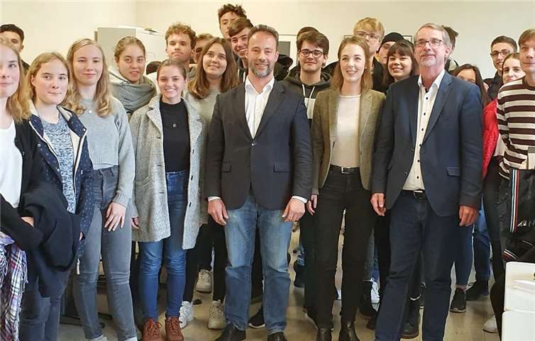 Frage und Antwort mit drei Abgeordneten des Landtags Die Schüler nutzten die Gelegenheit für lebhafte Diskussionen. Foto: privat