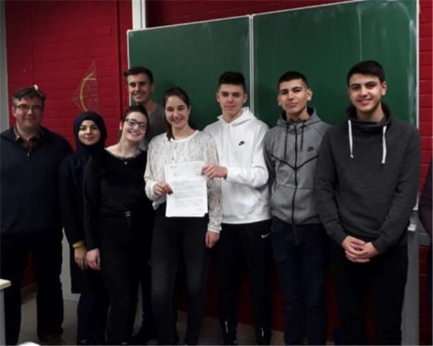 Die Schüler präsentieren im Beisein der betreuenden Lehrkräfte B. Nielsen (r.) und Herrn Rektor U. Klingelhöfer (l.) ihre Antwort des Bundeswirtschaftsministers.Foto: privat