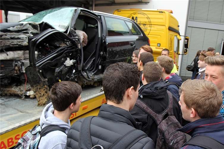 Die Schüler sahen bei dem Crash-Kurs ein echtes Unfallauto. -WW- Willi Willig