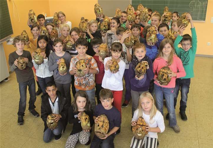 Die Schüler sind sichtlich stolz auf ihre Rummeln. privat