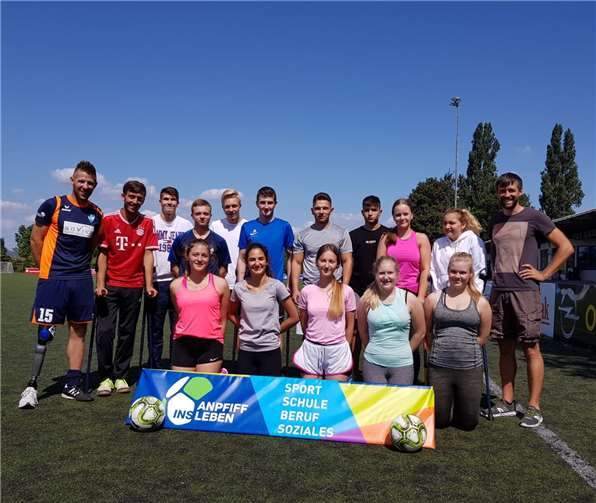 Die Schüler sind stolz auf den Besuch von Christian Heintz (li.). Foto: privat