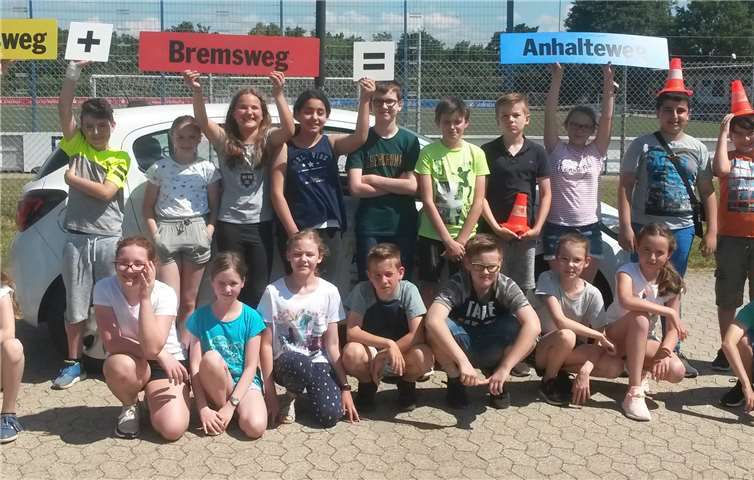 Die Schüler spürten durch Testfahrten am eigenen Leib, was für einen Weg selbst eine Vollbremsung bei niedriger Geschwindigkeit bewirkt.Foto: privat