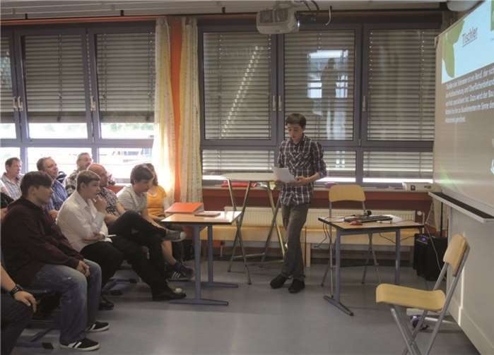 Die Schüler teilen ihre Erfahrungen in der Berufswelt mit Hilfe von Vorträgen den anwesenden Eltern und Betriebsangehörigen mit. privat