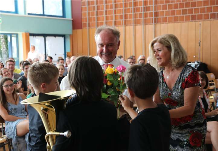 Die Schüler überreichten Joachim Baldus Rosen zum Abschied.
