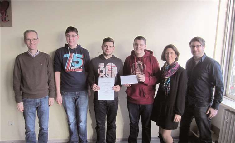 Die Schüler und Fachlehrer Stefan Elsen freuten sich über die hervorragende Platzierung und die damit verbundene Urkunde nebst Scheck. privat