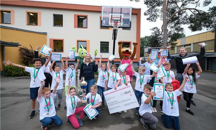 Die Schüler und Lehrer der Andreasschule waren überrascht als plötzlich die Baskets- und AOK-Maskottchen vor der Tür standen, um ihnen die Siegerurkunden und den Preis, ein 500 Euro Scheck, überreichten. Fotos: Deutsche Telekom AG/Norbert Ittermann