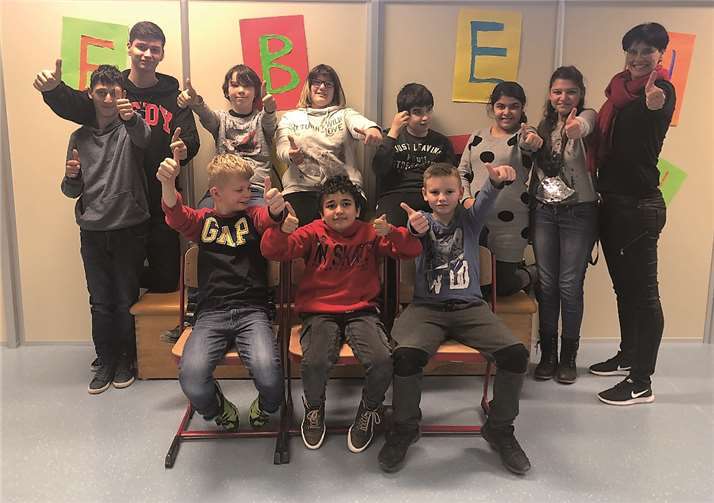 Die Schüler und Lehrer der Mittelstufenklassen sind fest davon überzeugt, dass das Jahr mit Herrn Haller in der Klasse großartig war! Privat