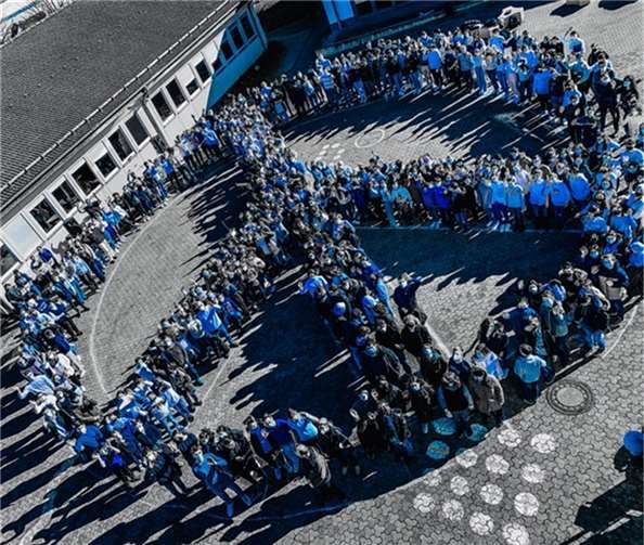 Die Schüler und Lehrer stellten sich gemeinsam in einem großen Peace-Zeichen auf dem Schulhof auf. Foto: Gymnasium im Kannenbäckerland