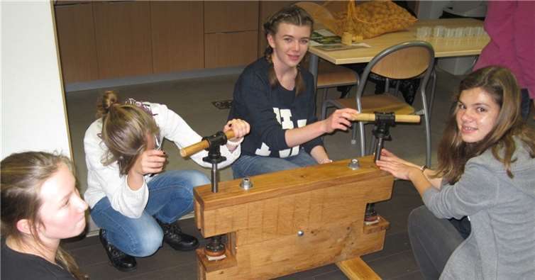 Die Schüler und Schülerinnen beim Besuch der Mühle in Buding.privat