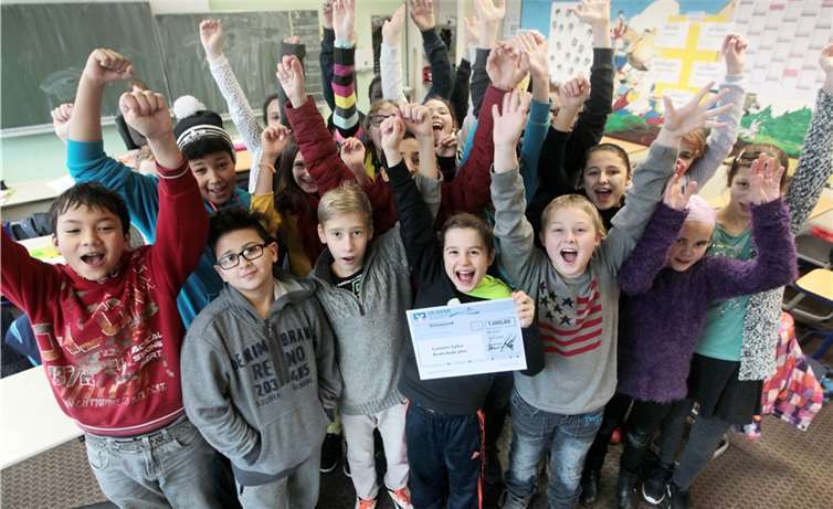 Die Schüler und Schülerinnen der Carmen-Sylva-Schule Realschule Plus Niederbieber freuten sich über den Scheck.Privat