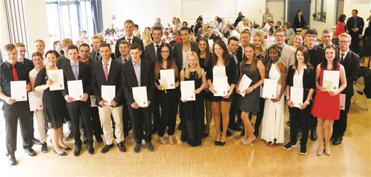 Die Schüler und Schülerinnen der Fachoberschule Adenau wurden feierlich verabschiedet. SES