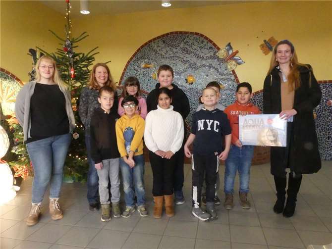 Die Schüler und Schülerinnen der Klasse 3 können mit dem Aqua-Agenten Koffer vielfältige Experimente machen.Foto: GS Polch