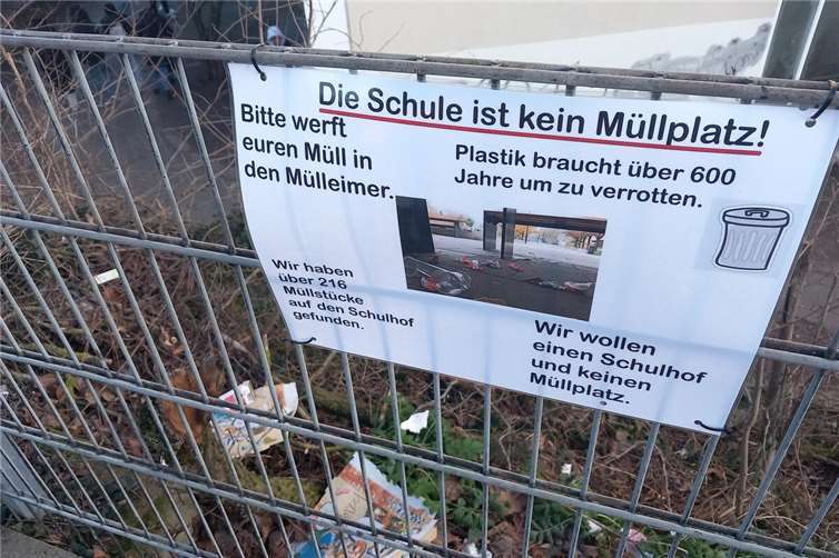 Die Schüler und Schülerinnen der Klasse 6a haben auf ihrem Schulgelände nicht nur Müll beseitigt, sondern auch ausgewertet und mit einer kleinen Ausstellung am Begrenzungszaun zu den öffentlichen Parkplätzen dokumentiert. Foto: Jürgen Potratz