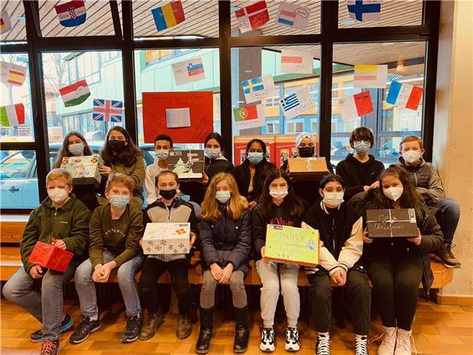 Die Schüler und Schülerinnen der Klasse 8c haben Schuhkartons in schöne Weihnachtspäckchen verwandelt. Foto: privat
