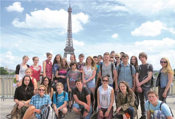 Die Schüler und Schülerinnen der Realschule plus Adenau vor dem Eiffelturm in Paris.Privat