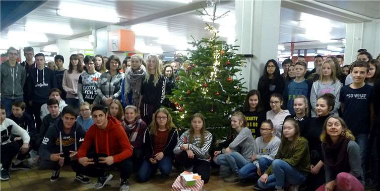 Die Schüler und Schülerinnen der Realschule plus Pellenz spendeten für den Caritas-Wunschbaum. Privat