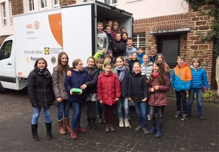 Die Schüler und Schülerinnen halfen fleißig beim Beladen. Privat