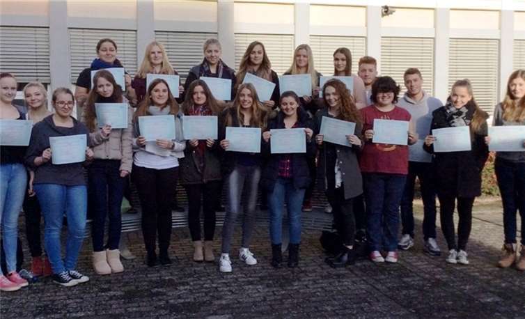 Die Schüler und Schülerinnen halten das französische Sprachzertifikat DELF in ihren Händen. privat