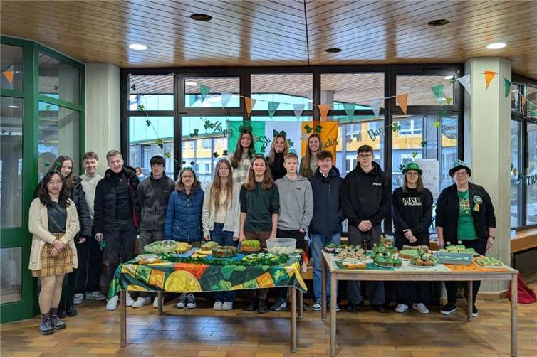 Die Schüler und Schülerinnen hatten nicht nur Spaß beim Backen und Verkaufen, sondern konnten auch einen wertvollen Beitrag zu ihrer eigenen Kursfahrt leisten, sodass nunmehr ein weiterer Programmpunkt finanziert werden kann. Foto: GiK