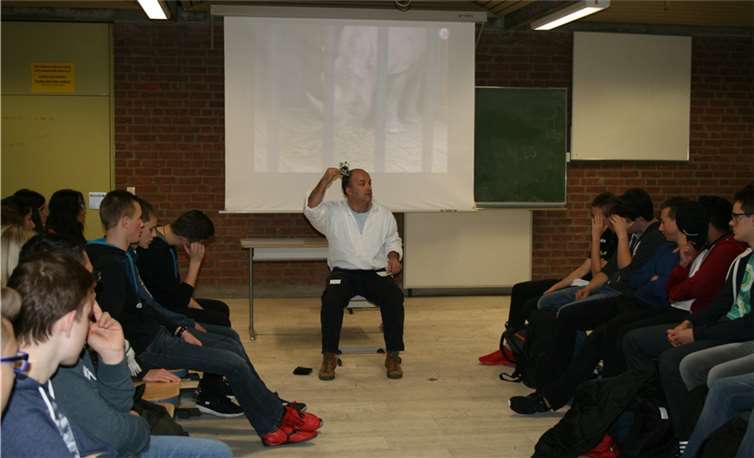 Die Schüler und Schülerinnen hören Andreas Schmid, bei seiner Einmannshow, gebannt zu.Privat