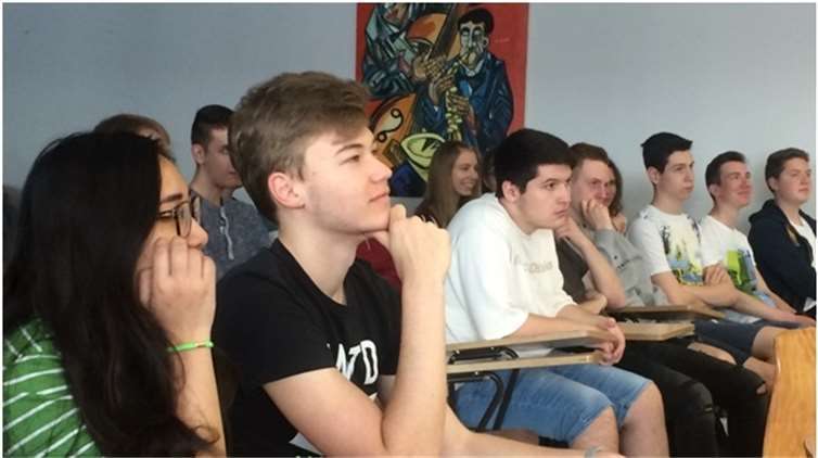 Die Schüler und Schülerinnen lauschten dem Poeten gebannt zu. Privat