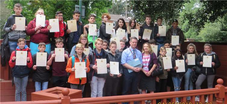 Die Schüler und Schülerinnen mit ihrem Sprachzertifikat.