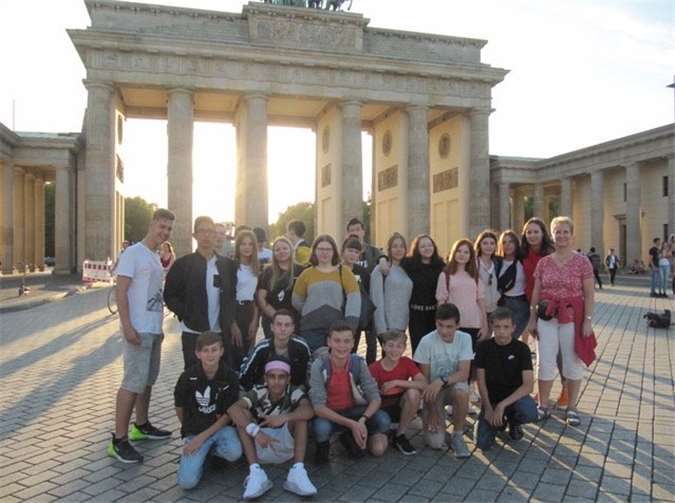 Die Schüler und Schülerinnen vor dem Brandenburger Tor.Fotos: privat