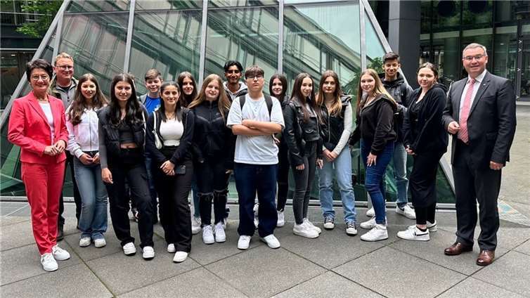 Die Schüler und ihr Lehrer Ralf Breuer wurden von den CDU-Landtagsabgeordneten Petra Schneider und Horst Gies in den Mainzer Landtag eingeladen. Foto: Büro Petra Schneider, MdL