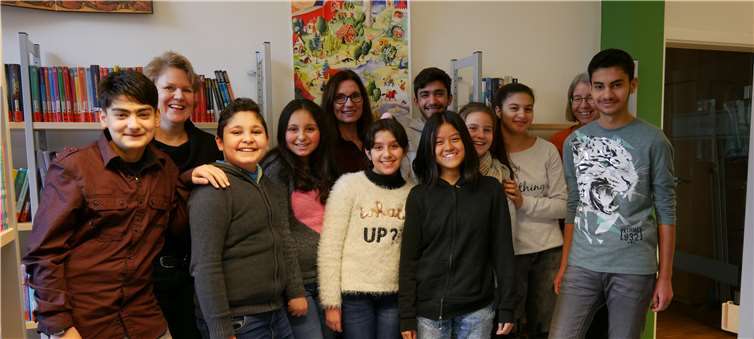 Die Schüler verbringen einen schönen und lehrreichen Tag in der Bibliothek. privat