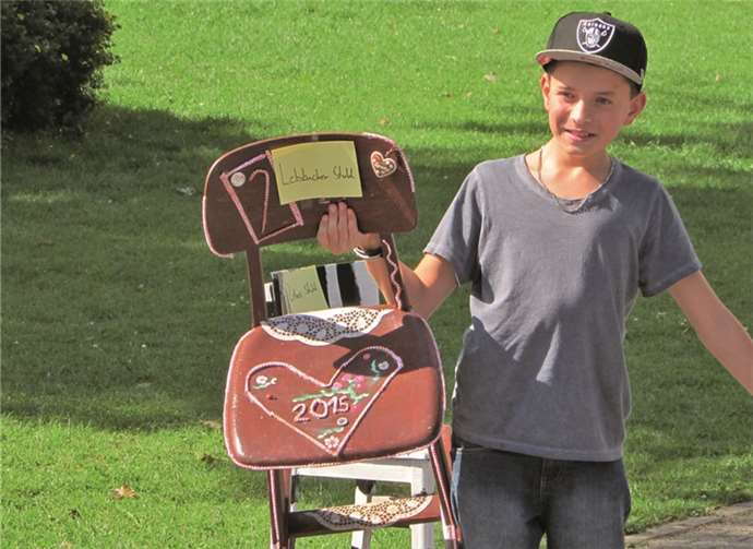 Die Schüler verwandelten alte Stühle in kleine Kunstwerke. privat