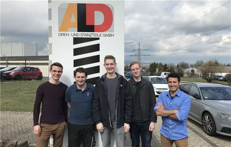 Die Schüler (v.l. Florian Jüngermann, David Klainer (ALD), Max von Wolff, Alexander Geisbüsch und Geschäftsführer Najib Rostamzada) fanden es perfekt, jemanden vor Ort gefunden zu haben, der sie beim Cubsat-Projekt unterstützt. Foto: privat