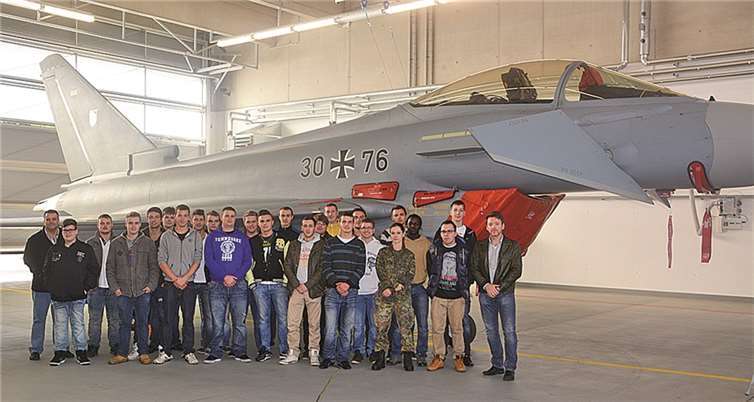 Die Schüler waren sehr beeindruckt von der Technik des modernsten europäisch-militärischen Luftfahrzeuges und dem Arbeitsalltag der Soldaten auf einem Fliegerhorst.privat