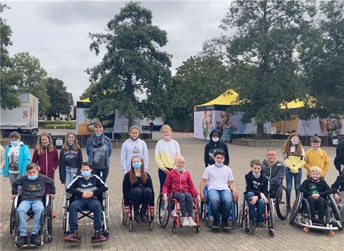 Die Schüler wechselten die Perspektive und wurden selbst zu Rollstuhlfahrern. Sie erlebten dabei die alltäglichen Hürden hautnah.Quelle: IGS Koblenz