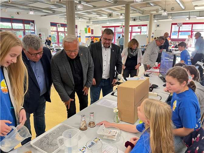 Die Schüler wussten mit ihren Projekten zu überzeugen. Unser Bild zeigt Landrat Achim Hallerbach und Kreisbeigeordneten Michael Mahlert beim Rundgang.  Foto: Kreisverwaltung Neuwied