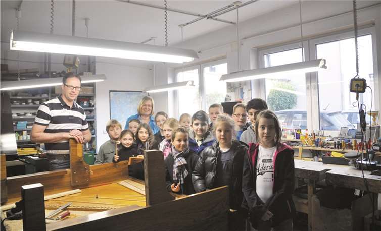 Die SchülerInnen, Klassenlehrerin Frau Schuth und Werkstattinhaber Bernhard Flöck. privat