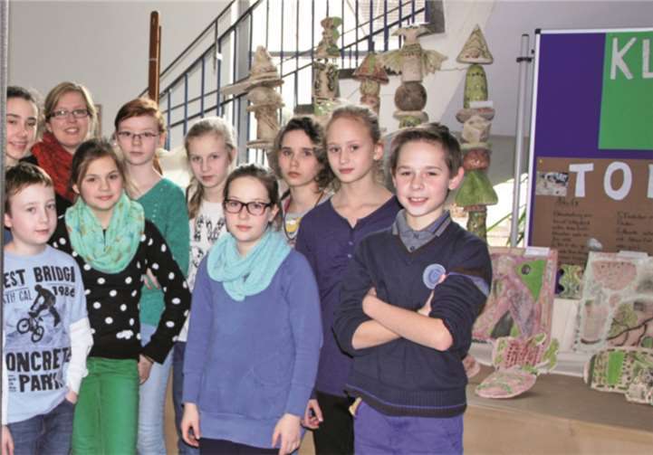 Die SchülerInnen der 6c zusammen mit ihrer Kunstlehrerinnen Antje Drumm und Steffi Kleinhans, der Künstlerin Bernadette Heeb-Klöckner und Anette Raulf von der Schulleitung. Privat