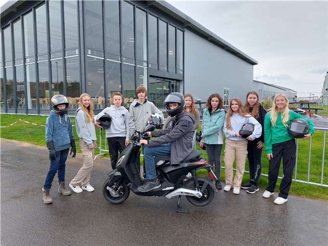 Die SchülerInnen der Mofa-AG.  Foto: privat