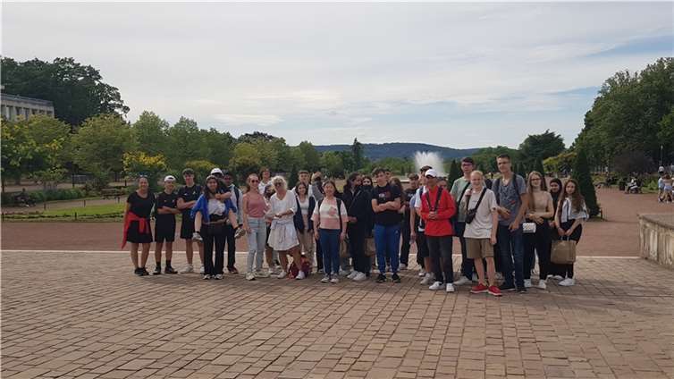 Die SchülerInnen der RS Plus auf der Karthause vor den „Esplanades“ in Metz. Foto: privat