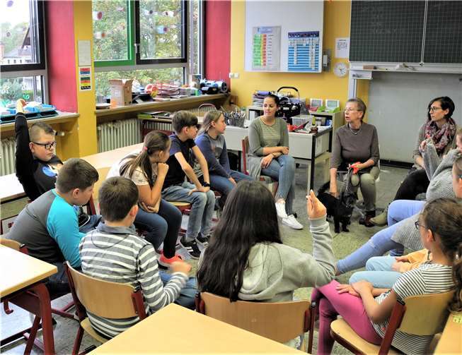 Eine besondere Schulstunde mit Leckerlis und Streicheleinheiten Die SchülerInnen der Tier-AG der Theodor-Heuss-Schule Bendorf sind voller Motivation dabei und lernen viel über das Tierheim, Tierhaltung, verschiedene Rassen und Einsatzmöglichkeiten sowie die Körpersprache von Hunden.