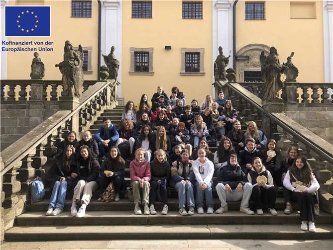 Die SchülerInnen des Are-Gymnasiums gemeinsam mit den tschechischen und französischen ProjektteilnehmerInnen vor dem Kloster Svatá Hora.  Foto: privat
