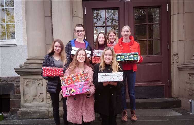 Die SchülerInnen des RWG haben fleißig Schuhkartons gepackt.Fotos: privat