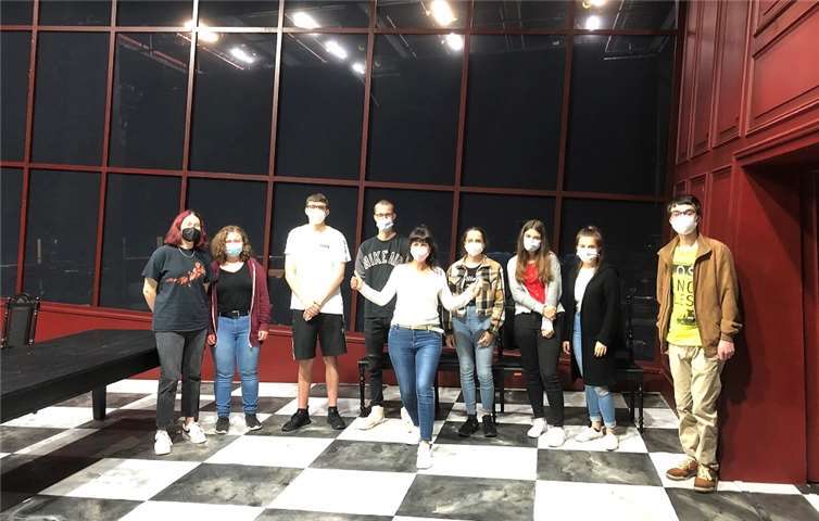 Die SchülerInnen konnten auch hinter die Kulissen blicken und sogar ein Gruppenfoto im aktuellen Bühnenbild der Oper „Luisa Miller“ machen.Quelle: IGS Selters