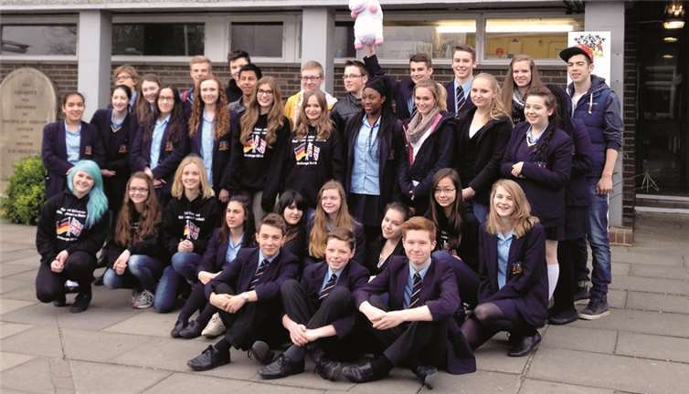 Die SchülerInnen posieren gemeinsam vor der Gastschule in Upminster. privat
