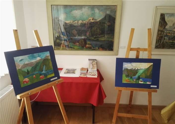 Die Schüler/Innen präsentieren ihre Kunstwerke.