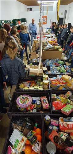 Die SchülerInnen übergaben die Spenden an die Linzer Tafel.