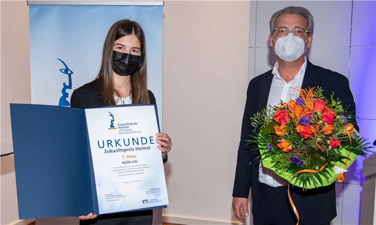 Die Schülergenossenschaft EGON gewann den mit 15.000 Euro dotierten 12. Zukunftspreis Heimat der Volksbank RheinAhrEifel eG. Kiara Link von EGON (links) nahm den Preis von Sascha Monschauer, Vorstandsvorsitzender der Volksbank RheinAhrEifel eG und Jury-Mitglied (rechts), im März 2021 in Mayen entgegegen.Foto: Peter Seydel