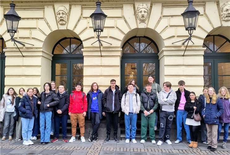 Die Schülergruppe der Realschule plus und Fachoberschule Mendig vor dem Theater in Koblenz.  Foto: privat