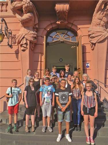 Die Schülergruppe des Buchprojekts „Ich habe einen Traum“ war von der Abgeordneten und bildung- und kulturpolitischen Sprecherin der Grünen, Ruth Ratter (MdL) nach Mainz eingeladen worden. privat