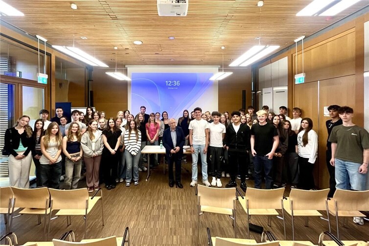 Die Schülergruppe des BvSG nach dem Gespräch mit Abba Naor (Mitte)
