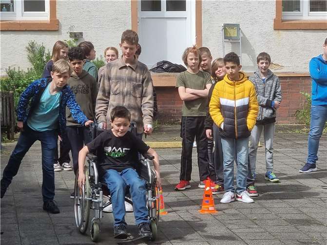 Die Schülergruppe konnte erfahren, wie es sich anfühlt, in einem Rollstuhl zu sitzen.